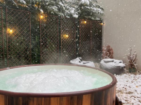 Downtown Hidden Garden with Jacuzzi in Bucharest
